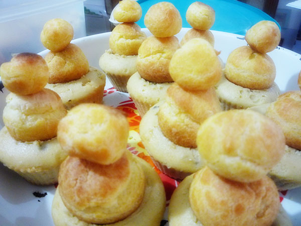 Armazón para muñeco de nieve con profiteroles y cupcakes de vainilla